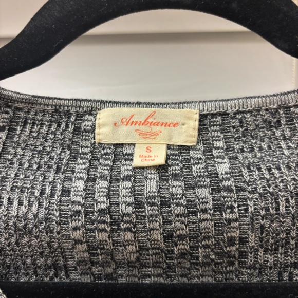 Like New Women's Stretchy Sweater (skin tight) Size Small - Picture 2 of 6